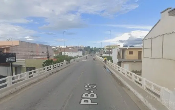 Maringá 98 FM — Uma criança de dez anos morreu após um acidente entre uma moto e um caminhão. O caso aconteceu na noite do último sábado (26) no município de Picuí, no Seridó paraibano. Segundo a polícia, a criança estava na garupa da moto, que era pilotada por um familiar dela. A pessoa teria perdido o controle do veículo, que bateu no caminhão. Com o impacto, a criança caiu no chão e foi atingida pelo caminhão. Ela não resistiu aos ferimentos e morreu no local. A Polícia Civil vai investigar as circunstâncias do acidente. &nbsp; &nbsp; Fonte: Portal Correio Foto: Google Street View