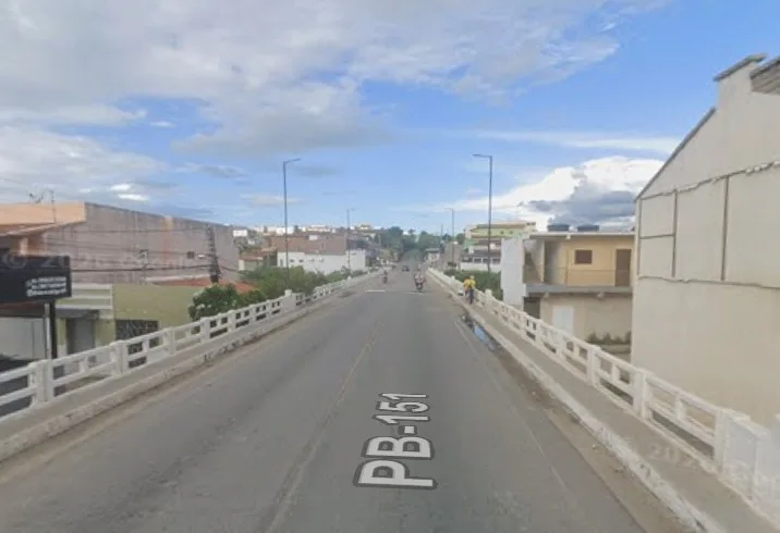 Maringá 98 FM — Uma criança de dez anos morreu após um acidente entre uma moto e um caminhão. O caso aconteceu na noite do último sábado (26) no município de Picuí, no Seridó paraibano. Segundo a polícia, a criança estava na garupa da moto, que era pilotada por um familiar dela. A pessoa teria perdido o controle do veículo, que bateu no caminhão. Com o impacto, a criança caiu no chão e foi atingida pelo caminhão. Ela não resistiu aos ferimentos e morreu no local. A Polícia Civil vai investigar as circunstâncias do acidente. &nbsp; &nbsp; Fonte: Portal Correio Foto: Google Street View