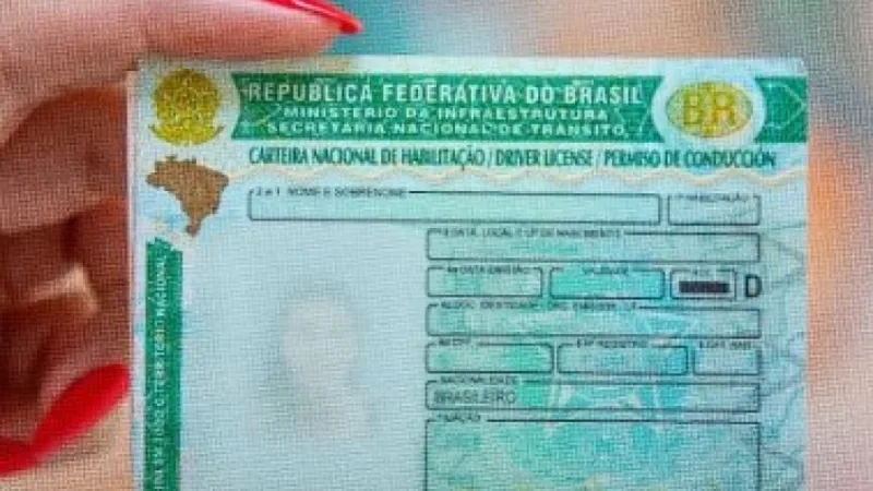 Maringá 98 FM — O Conselho Nacional de Trânsito (Contran) prorrogou, excepcionalmente, a validade da Autorização para Conduzir Ciclomotor (ACCs) e da Carteira Nacional de Habilitação (CNH) vencidas ou com vencimento entre 5 de junho e 8 de dezembro de 2026. Com o novo prazo, automaticamente, esses documentos ficam válidos até 9 de dezembro de 2026. A medida está descrita na deliberação do Contran (nº 279), publicada em edição extra do Diário Oficial da União da última quarta-feira (9). A prorrogação da validade dos documentos dos condutores deve ser respeitada pela fiscalização de trânsito, integrantes do Sistema Nacional de Trânsito (SNT), em todo o país. [&hellip;]