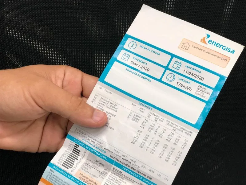 Maringá 98 FM — A Agência Nacional de Energia Elétrica (Aneel) confirmou, na última sexta-feira (25), que a bandeira tarifária de outubro será verde. Com a mudança, os consumidores não terão cobrança adicional na conta de energia elétrica no próximo mês. Desde maio, a bandeira tarifária estava no nível amarelo, que acrescentava R$ 1,88 a cada 100 kWh consumidos. Segundo a Aneel, a mudança ocorre devido à melhora das condições de geração de energia. A transição entre os períodos seco e úmido aumentou o volume de chuvas em regiões das principais bacias hidrográficas do país, especialmente no Sul e Sudeste, contribuindo para a recuperação dos [&hellip;]