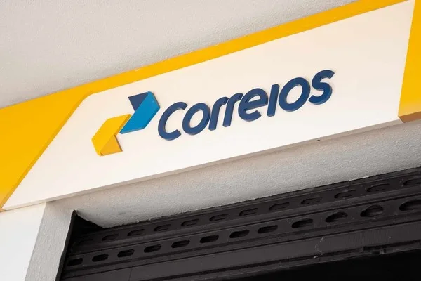 Maringá 98 FM — &nbsp; Trabalhadores dos Correios na Paraíba decidiram entrar em greve por tempo indeterminado a partir desta sexta-feira (11). A decisão de integrar a uma mobilização nacional da categoria ocorreu durante assembleia realizada na noite da quinta-feira em João Pessoa e Campina Grande. Na Paraíba, o SINTECT-PB orienta os trabalhadores a participarem do movimento.  “Você que é atendente comercial não abra a agência. Entregue a chave para seu gerente e não se responsabilidade pela abertura de agência”, disse o presidente do Sindicato dos servidores dos Correios, Tony Sérgio. Entre as principais reivindicações da categoria estão a recomposição salarial frente às perdas inflacionárias, a [&hellip;]