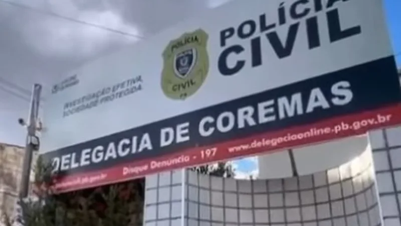 Maringá 98 FM — &nbsp; Um homem foi preso pela Polícia Militar após ser encontrado com um revólver calibre .38 e seis munições, neste sábado (19), em Coremas, no Sertão da Paraíba. Segundo o 13º Batalhão da PM, a ocorrência teve início após uma denúncia informar que um homem estaria armado nas proximidades de um estabelecimento conhecido como Bar de Bezerros. Uma guarnição foi até o local e identificou uma pessoa com as características repassadas. Durante a abordagem, os policiais encontraram o revólver Taurus calibre .38, carregado com seis munições. O homem recebeu voz de prisão e foi conduzido, juntamente com a arma e as [&hellip;]