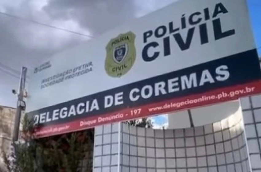 Maringá 98 FM —   Um homem foi preso pela Polícia Militar após ser encontrado com um revólver calibre .38 e seis munições, neste sábado (19), em Coremas, no Sertão da Paraíba. Segundo o 13º Batalhão da PM, a ocorrência teve início após uma denúncia informar que um homem estaria armado nas proximidades de um estabelecimento conhecido como Bar de Bezerros. Uma guarnição foi até o local e identificou uma pessoa com as características repassadas. Durante a abordagem, os policiais encontraram o revólver Taurus calibre .38, carregado com seis munições. O homem recebeu voz de prisão e foi conduzido, juntamente com a arma e as […]