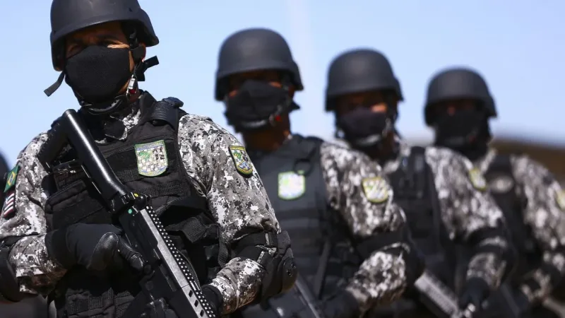 Maringá 98 FM — Nesta quarta-feira (23), o Tribunal Regional Eleitoral da Paraíba indeferiu pedido de requisição de tropas federais para os municípios de Santa Rita, Conde e Cruz do Espírito Santo, ma Grande João Pessoa. O pedido analisado pela Corte foi formulado feito pela juíza da 3ª Zona Eleitoral, Anna Carla Falcão da Cunha Lima. A magistrada alegou que a região vive um clima de insegurança por causa da atuação do crime organizado. Em seu voto contrário ao pedido o presidente do TRE-PB, Márcio Murilo, relatou que, tanto o vice-presidente e corregedor eleitoral TRE-PB, desembargador João Benedito da Silva, e o Procurador Regional Eleitoral [&hellip;]
