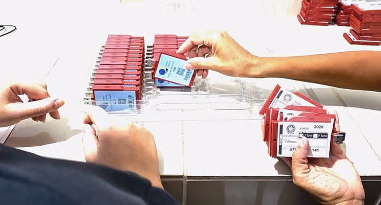 Maringá 98 FM — O Tribunal Regional Eleitoral da Paraíba (TRE-PB) realiza, nesta quinta-feira (17) e sexta-feira (18), a cerimônia pública de geração das mídias que serão utilizadas nas urnas eletrônicas durante o 1º turno das Eleições 2026. O procedimento será responsável pela preparação dos cartões de memória que vão alimentar mais de 10,7 mil urnas eletrônicas em todo o estado. A cerimônia começa às 8h, no Salão Nobre do TRE-PB, localizado no 6º andar da sede do tribunal, em João Pessoa. O ato será presidido pelo juiz auxiliar da Presidência, Manuel Abrantes. Por determinação da Justiça Eleitoral, a cerimônia é pública e conta com [&hellip;]