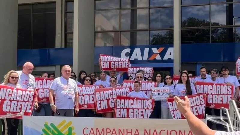 Maringá 98 FM — Os servidores da Caixa Econômica Federal realizam assembleia na próxima segunda-feira (21) e podem suspender a greve na Paraíba. Nesta quinta-feira (17), a instituição financeira encaminhou uma nova proposta que a categoria deverá apreciar no inicio da semana. Apesar de não considerar que o oferecido pelo Banco esteja dentro da almejado, os bancários consideram como “avanços” e também temem que a questão seja ajuizada. Apesar entender que o movimento paredista está forte podendo se prolongar por mais tempo, o presidente dos Bancários na Paraíba, Lindonjonson  Ameida, acredita que, no momento, não deverá haver mais conquistas  nas negociações com a Caixa  e, [&hellip;]