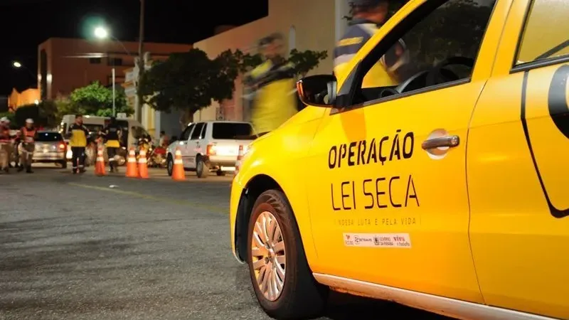 Maringá 98 FM — &nbsp; A Operação Lei Seca autuou 324 condutores durante blitz e fiscalizações no mês de agosto, na Paraíba. Os dados foram divulgados nesta terça-feira (1º). De acordo com o Departamento Estadual de Trânsito (Detran-PB), deste, 140 foram flagrados dirigindo sob influência de álcool e 184 motoristas enquadrados por outras infrações ao Código de Trânsito Brasileiro (CTB). As operações foram realizadas nas principais avenidas de João Pessoa, a exemplo da Edson Ramalho, Epitácio Pessoa, Nossa Senhora dos Navegantes, Via Expressa Padre Zé, Hilton Souto Maior, Governador Flávio Ribeiro Coutinho, Cabo Branco, Ministro José Américo de Almeida, Augusto Belmont, Severina Fonsêca, Bacharel José [&hellip;]