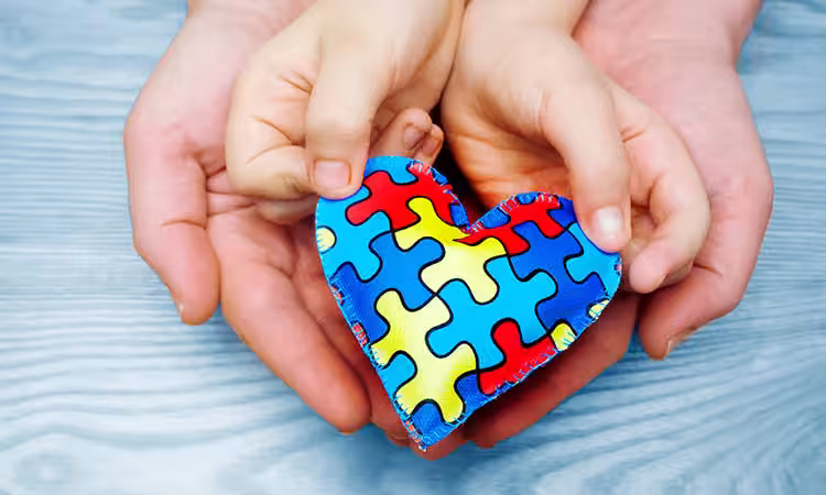 Maringá 98 FM — As mães atípicas da Paraíba passam a ter direito a uma identificação oficial que reconhece o papel de cuidadoras principais de pessoas com deficiência, neurodivergentes ou com doenças raras. A Lei nº 14.674, publicada no Diário Oficial do Estado da Paraíba (DOE-PB) na última sexta-feira (11), cria o Documento de Identificação da Mãe Atípica e prevê prioridade de atendimento, além de benefícios em programas habitacionais e de capacitação profissional. A medida, de autoria do deputado Michel Henrique, estabelece diretrizes para reconhecer mulheres que exercem o papel de cuidadoras principais de pessoas com deficiência, neurodivergentes ou com doenças raras. De acordo com o texto, o [&hellip;]