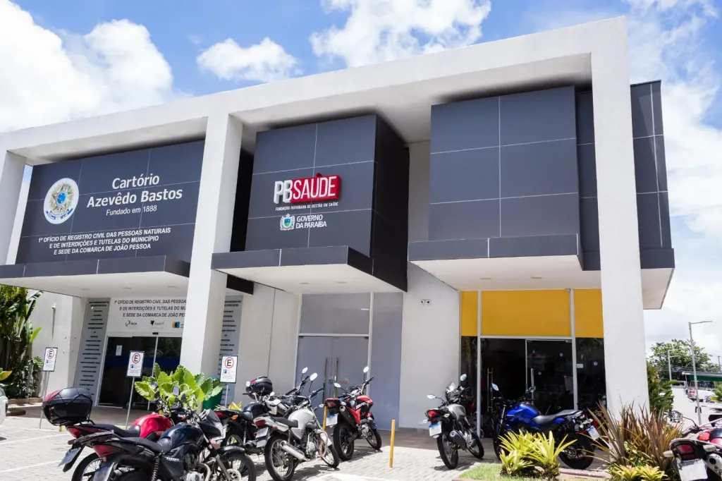 Maringá 98 FM — A Fundação Paraibana de Gestão em Saúde (PB Saúde) convocou, nesta terça-feira (29), mais 43 candidatos aprovados no concurso público realizado em 2024. De acordo com o órgão, já foram convovcados 60,9% das 1.410 vagas destinadas à contratação imediata. A nova lista contempla profissionais de diferentes áreas e inclui cargos administrativos, assistenciais, multi-assistenciais e médicos, com vagas destinadas às Macrorregiões 1 e 2, conforme os respectivos editais. A chamada também contempla candidatos que optaram pela reclassificação na área médica. Cargos contemplados Entre os profissionais convocados estão engenheiro do trabalho, assistente administrativo, analista de sistemas, enfermeiros, enfermeiros emergencistas, enfermeiro intensivista adulto, fisioterapeutas, [&hellip;]