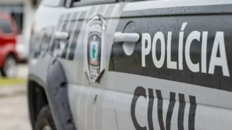 Maringá 98 FM — Um jovem, de 19 anos, foi preso após manter a namorada, de 14 anos, em cárcere privado durante sete dias, no município de Alagoa Nova, no Agreste paraibano. De acordo com a Polícia Civil, ele também teria agredido a menina com chutes e socos. A vítima é uma adolescentes de 14 anos que mantinha um relacionamento com este jovem. As agressões teriam começado durante um evento político na cidade, em 13 setembro. Na ocasião, o jovem teve uma crise de ciúmes e teria batido na menina. A adolescente depois foi levada por ele até a casa do irmão dela, que estava [&hellip;]