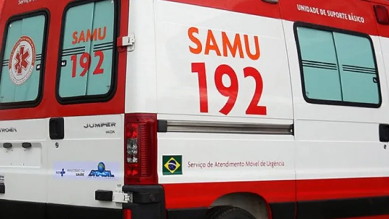 Maringá 98 FM — Um adolescente foi apreendido após um ataque com foice deixar duas pessoas feridas na noite do domingo (13), no município de Bom Jesus, no Sertão da Paraíba. Uma das vítimas teve um dedo decepado. A ocorrência foi divulgada pela Polícia Militar nesta segunda-feira (14). Segundo a PM, a equipe foi acionada inicialmente para atender uma denúncia de agressão envolvendo familiares. No local, os policiais receberam informações de que o adolescente teria atacado a sogra com uma foice. Durante a agressão, um golpe atingiu a mão esquerda da mulher e decepou um dos dedos. O filho da vítima tentou intervir e também [&hellip;]
