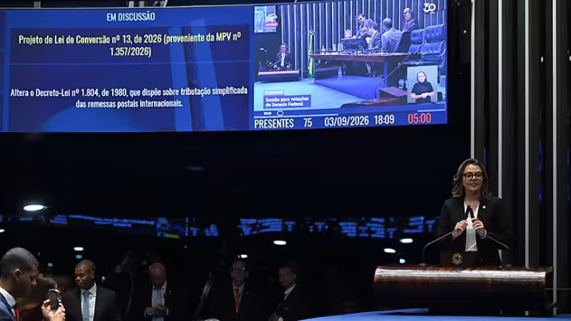 Maringá 98 FM — O Senado aprovou, nesta quinta-feira (3), o fim da ‘taxa das blusinhas’. A Medida Provisória 1.357/2026, aprovada pelo Plenário, zera o Imposto de Importação em compras internacionais de até US$ 50 (em torno de R$ 260). A proposta já havia passado na comissão mista na quarta-feira (2) e no Plenário da Câmara, na tarde desta quinta (3). Agora, segue para sanção do presidente Lula. No entanto, as compras internacionais continuam sujeitas ao Imposto sobre Circulação de Mercadorias e Serviços (ICMS), com alíquotas definidas por cada estado e pelo Distrito Federal. Relatora comemora Para a senadora Leila Barros (PDT-DF), relatora na comissão [&hellip;]