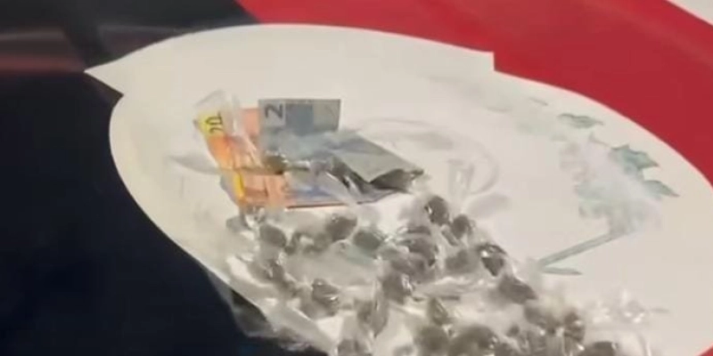 Maringá 98 FM — Uma ação da Polícia Militar, realizada na madrugada desta sexta-feira (4), resultou na prisão de um homem suspeito de integrar uma facção criminosa e na apreensão de drogas, no município de Conceição. De acordo com informações da Polícia Militar, a guarnição se deslocou até o local indicado após receber uma denúncia anônima de que um homem, apontado como integrante da facção criminosa Nova Okaida, estaria na área. Diante das informações, policiais do 13º Batalhão da Polícia Militar (13º BPM), sob o comando do tenente-coronel C. Lima, localizaram o suspeito e deram voz de prisão. Durante a abordagem, foram apreendidas 51 pedras [&hellip;]
