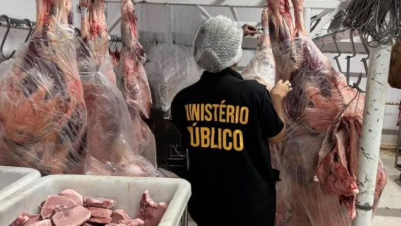 Maringá 98 FM — O Ministério Público da Paraíba (MPPB), por meio da Diretoria-Geral do MP-Procon, realizou, nesta quinta-feira (10/09), fiscalização em supermercados dos municípios de Sapé e Mari. Durante a ação, dois estabelecimentos foram autuados após a constatação de irregularidades. Em Sapé, a equipe encontrou diversos produtos expostos à comercialização com prazo de validade vencido. Também foram encontrados produtos fracionados sem a indicação da data de validade, dificultando a identificação, pelo consumidor, do prazo adequado para consumo. Outras irregularidades encontradas foram identificados 84 extintores de incêndio com prazo de validade vencido, além de documentação obrigatória em situação irregular, incluindo o Certificado do Corpo de [&hellip;]