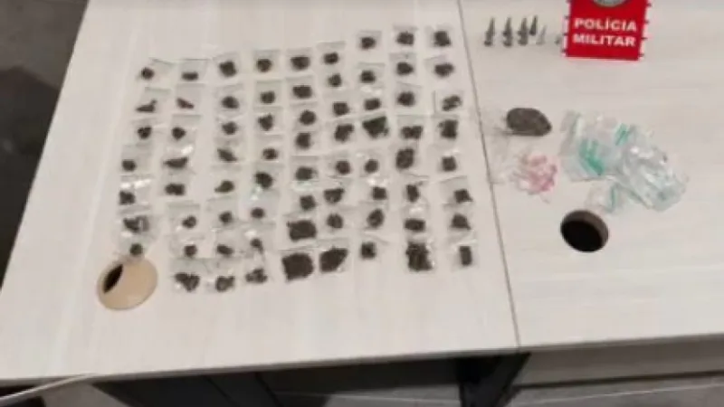 Maringá 98 FM — &nbsp; Um homem foi preso por tráfico de drogas na noite dessa quarta-feira (16), no bairro Vila Nova I, em Cajazeiras, Sertão paraibano. A  prisão ocorreu por volta das 21h, durante um motopatrulhamento tático realizado pela equipe Águia 03, do 3º Esquadrão da ROTAM, na Rua Antônio Fernandes da Silva. Ao notar a aproximação das motocicletas policiais, o suspeito arremessou uma bolsa em um terreno baldio. Na averiguação do compartimento, os militares encontraram 71 porções de maconha e sete pinos de cocaína já embalados e prontos para venda. Em seguida, com o apoio do Comando de Policiamento de Unidade (CPU), das [&hellip;]