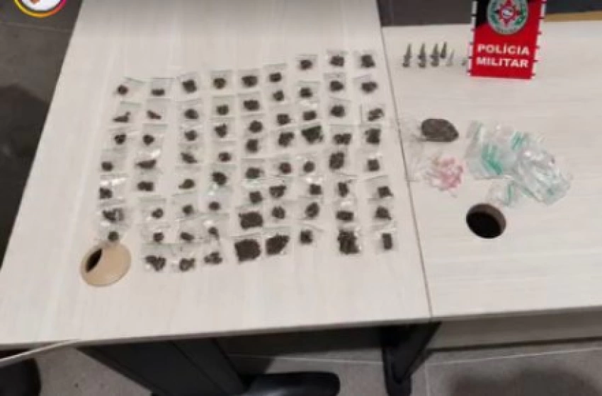Maringá 98 FM —   Um homem foi preso por tráfico de drogas na noite dessa quarta-feira (16), no bairro Vila Nova I, em Cajazeiras, Sertão paraibano. A  prisão ocorreu por volta das 21h, durante um motopatrulhamento tático realizado pela equipe Águia 03, do 3º Esquadrão da ROTAM, na Rua Antônio Fernandes da Silva. Ao notar a aproximação das motocicletas policiais, o suspeito arremessou uma bolsa em um terreno baldio. Na averiguação do compartimento, os militares encontraram 71 porções de maconha e sete pinos de cocaína já embalados e prontos para venda. Em seguida, com o apoio do Comando de Policiamento de Unidade (CPU), das […]