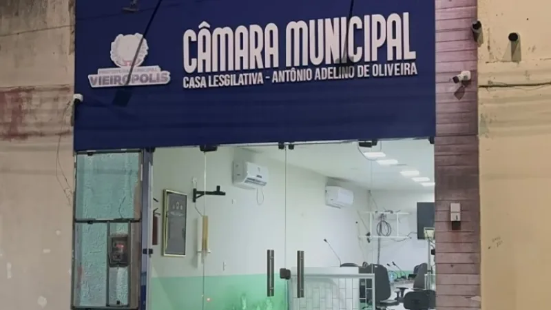 Maringá 98 FM — O Tribunal de Justiça da Paraíba (TJPB) decidiu que a eleição para a Mesa Diretora da Câmara Municipal de Vieirópolis deverá ocorrer a partir de outubro, seguindo entendimento firmado pelo Supremo Tribunal Federal (STF) sobre o período adequado para a escolha da composição do Legislativo para o mandato seguinte. A discussão chegou ao Tribunal após uma decisão do juiz José Normando Fernandes, da Comarca de Sousa, em ação apresentada pela vereadora Josefa Lidiana Juvenal da Silva Andrade, que questionou a antecipação da eleição da Mesa Diretora da Câmara. A Câmara Municipal recorreu da decisão por meio de agravo de instrumento, com [&hellip;]