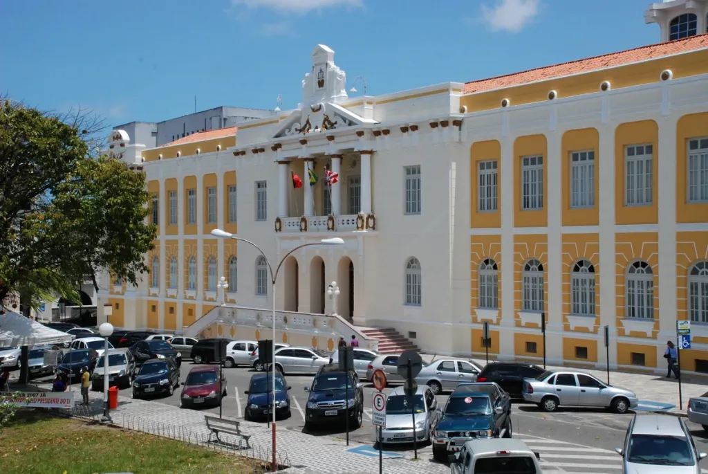 Maringá 98 FM — O Tribunal de Justiça da Paraíba (TJPB) emitiu um alerta, nessa terça-feira (29), sobre uma tentativa de golpe envolvendo pessoas que estão se passando por representantes do Poder Judiciário. Segundo o TJPB, os suspeitos entram em contato por telefone ou por mensagens no WhatsApp e afirmam que precisam confirmar informações para supostamente liberar valores relacionados a processos judiciais ou atualizar dados de ações que estão em tramitação. Um dos casos relatados ocorreu em Patos, no Sertão do estado, e envolve pessoas que estariam utilizando indevidamente o nome do Tribunal. Alerta O Tribunal reforça que não solicita dados pessoais ou bancários por [&hellip;]