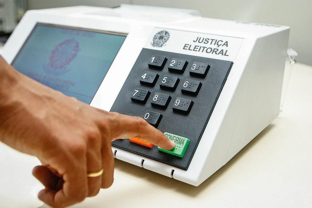 Maringá 98 FM — A partir das 17h desta terça-feira (29), cinco dias antes do primeiro turno das Eleições 2026, eleitoras e eleitores não podem ser presos ou detidos, conforme o calendário eleitoral. A restrição segue até as 17h de 6 de outubro, 48 horas após o encerramento da votação. A regra está prevista no Código Eleitoral e estabelece exceções para situações específicas. Durante esse período, a prisão de eleitor só pode ocorrer em caso de flagrante delito, por sentença criminal condenatória por crime inafiançável ou por desrespeito a salvo-conduto. Regra para candidatos começou antes Para candidatas e candidatos que disputam o primeiro turno, a [&hellip;]