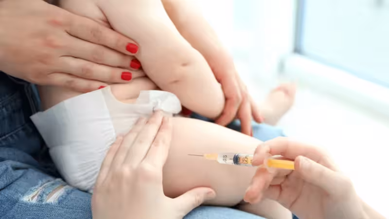 Maringá 98 FM — &nbsp; A Paraíba passou a oferecer a vacina contra o HPV para crianças a partir de 2 anos vítimas de violência sexual. A medida foi adotada pela Secretaria de Estado da Saúde (SES-PB) após recomendação do Ministério da Saúde e prevê a aplicação de uma dose do imunizante, independentemente do sexo da criança. A vacinação deve ser feita nas salas de vacina do Sistema Único de Saúde (SUS), mediante indicação e registro pelo serviço ou profissional de saúde responsável pelo atendimento da vítima. Não é necessário solicitar o imunobiológico por meio de fluxo especial. Antes da ampliação, a estratégia de vacinação [&hellip;]