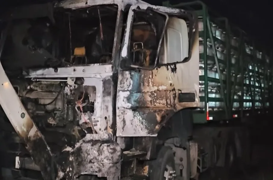 Maringá 98 FM — A cabine de um caminhão que transportava botijões de gás de cozinha pegou fogo, nessa quinta-feira (8), nas proximidades do Jardim Veneza, em João Pessoa. O caminhão transportava botijões vazios e, ao perceber o início do fogo na cabine, o motorista rapidamente se retirou do veículo e saiu em busca de ajuda. Por sorte, ele estava próximo do Batalhão de Corpo de Bombeiros e a equipe conseguiu controlar as chamas, evitando que o veículo inteiro fosse consumido por esse incêndio. O motorista, Edmílson Cunha, relatou que tinha saído da cidade de Natal, no Rio Grande do Norte, e estava há cerca [&hellip;]