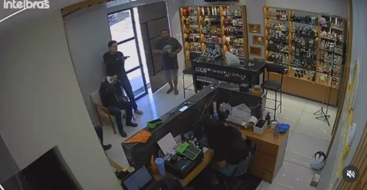 Maringá 98 FM — Uma loja de variedades e produtos importados localizada na cidade de Pombal, no Sertão da Paraíba, foi alvo de uma investida criminosa na tarde desta quarta-feira (28). De acordo com as primeiras informações repassadas por testemunhas e autoridades locais, dois homens armados invadiram o estabelecimento comercial, renderam funcionários e clientes e anunciaram o assalto. Durante a ação, para amedrontar todos os presentes e impor pânico, um dos suspeitos efetuou um disparo de arma de fogo dentro do local. Sob forte ameaça, a dupla recolheu pertences das vítimas e itens do estabelecimento. Logo após o roubo, os criminosos fugiram em rumo ignorado. [&hellip;]