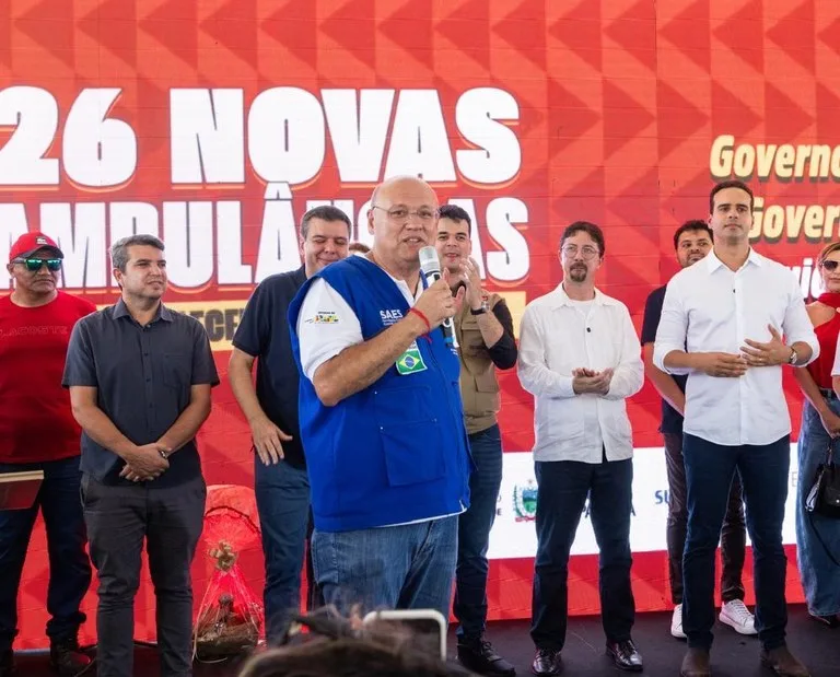 Maringá 98 FM — Ogovernador Lucas Ribeiro esteve, na manhã desta quarta-feira (21), em Pombal, onde participou da solenidade de destinação de 38 veículos para reforçar o atendimento em saúde em 26 municípios do Sertão paraibano. A iniciativa integra o programa Agora Tem Especialistas, do Ministério da Saúde, e prevê o reforço da estrutura de atendimento do Sistema Único de Saúde (SUS).   Os veículos representam investimentos superiores a R$ 11,6 milhões e beneficiam diretamente mais de 830 mil pessoas. Ainda na cidade, o governador visitou o Centro de Hemodiálise de Pombal, entregue recentemente pelo Governo da Paraíba, com investimentos superiores a R$ 1,3 milhão.  […]