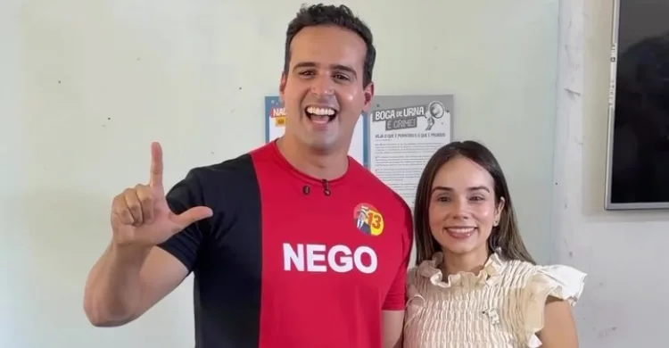 Maringá 98 FM — O governador da Paraíba, Lucas Ribeiro (PP), afirmou, em entrevista à imprensa, estar “do lado certo” ao votar neste domingo (25), em Campina Grande, no segundo turno das eleições presidenciais de 2026. “Eu tô muito feliz aqui, muito animado, né, e com a certeza de que estou do lado certo”, afirmou. Ainda em entrevista, Lucas ainda declarou que “feio mesmo é ficar em cima do muro” ao ser questionado sobre a sua coordenação da campanha de reeleição do presidente Lula na Paraíba. “Sabe, a gente tem que ter posição, né, e as pessoas esperam isso da gente, mesmo que muitas vezes [&hellip;]
