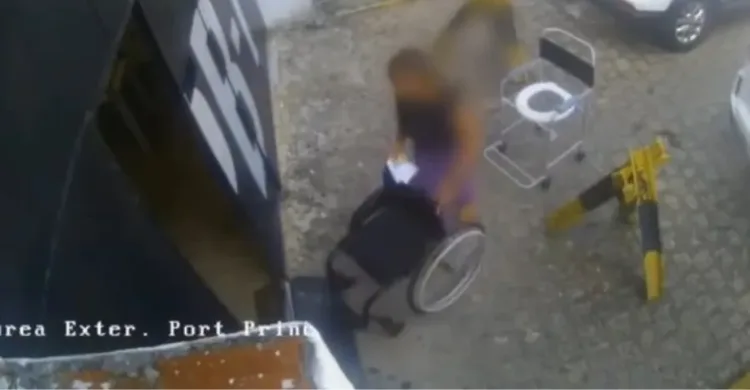 Maringá 98 FM — Uma mulher foi presa após tentar entrar com drogas e outros dispositivos eletrônicos escondidos em uma cadeira de rodas nesta quarta-feira (22), na Penitenciária de Segurança Máxima Dr. Romeu Gonçalves de Abrantes, também conhecido como PB1, em João Pessoa.  Com a mulher, os policiais penais ainda encontraram uma serra de aproximadamente 30 centímetros, sete gramas de substância análoga a maconha, oito fones de ouvido, um cabo USB, cinco placas de carregador artesanal USB tipo C e 56 gramas de massa adesiva do tipo “epóxi”, usada para reparos e fixação de materiais. De acordo com a Secretaria de Estado da Administração Penitenciária [&hellip;]