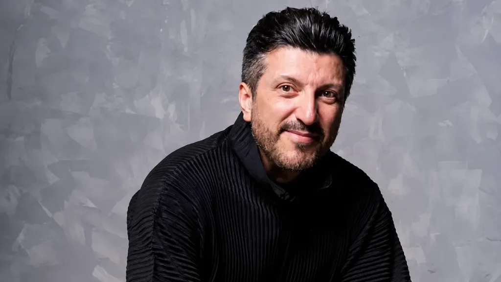 Maringá 98 FM — Lito Sousa, conhecido pelo trabalho como influenciador e youtuber, morreu nessa quinta-feira (1º), aos 59 anos. Ele enfrentava a doença de Creutzfeldt-Jakob, diagnosticada há menos de dois meses. A morte foi comunicada pela família nas redes sociais. A esposa do influenciador, Mila Seidl, publicou um vídeo após a morte e falou sobre a despedida de Lito. Segundo ela, o marido partiu para ficar junto dos pais e do irmão Geraldo. Considerada uma doença rara, a Creutzfeldt-Jakob afeta o sistema neurológico e apresenta evolução rápida. A enfermidade está relacionada ao acúmulo de príons, proteínas anormais que provocam danos no cérebro. Na tentativa [&hellip;]