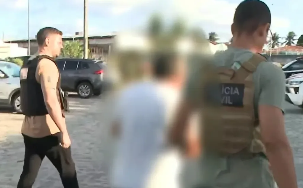Maringá 98 FM — Um idoso de 73 anos foi preso após ser condenado por estuprar a própria neta. A prisão aconteceu nessa segunda-feira (26) em Bayeux, município da Grande João Pessoa onde o idoso estava se escondendo. Segundo a delegada Sarah Dantas, o idoso foi condenado a 20 anos de prisão e os policiais cumpriram o mandado de prisão em aberto contra ele. Ele foi localizado e encaminhado a uma delegacia. O idoso deve passar por audiência de custódia nesta terça-feira (27). &nbsp; &nbsp; Fonte: