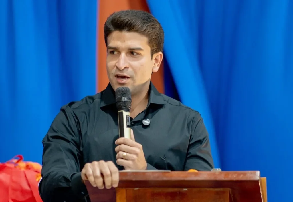 Maringá 98 FM — Arthur Vieira Carneiro (PP), prefeito de Riacho dos Cavalos, no Sertão da Paraíba, e o vice-prefeito, Joaquim Carreiro Barbosa, tiveram os mandatos cassados por abuso de poder político e econômico nas eleições de 2024. O caso foi julgado nesta quarta-feira (21) pelo Tribunal Regional Eleitoral da Paraíba (TRE-PB). Entre os fatos analisados no julgamento está a entrega de máquinas agrícolas antes da formalização de um convênio. Segundo o entendimento da Corte, a ação foi associada à imagem do então candidato a prefeito. O julgamento terminou com placar de 4 a 3 e foi decidido pelo voto de desempate do presidente do [&hellip;]