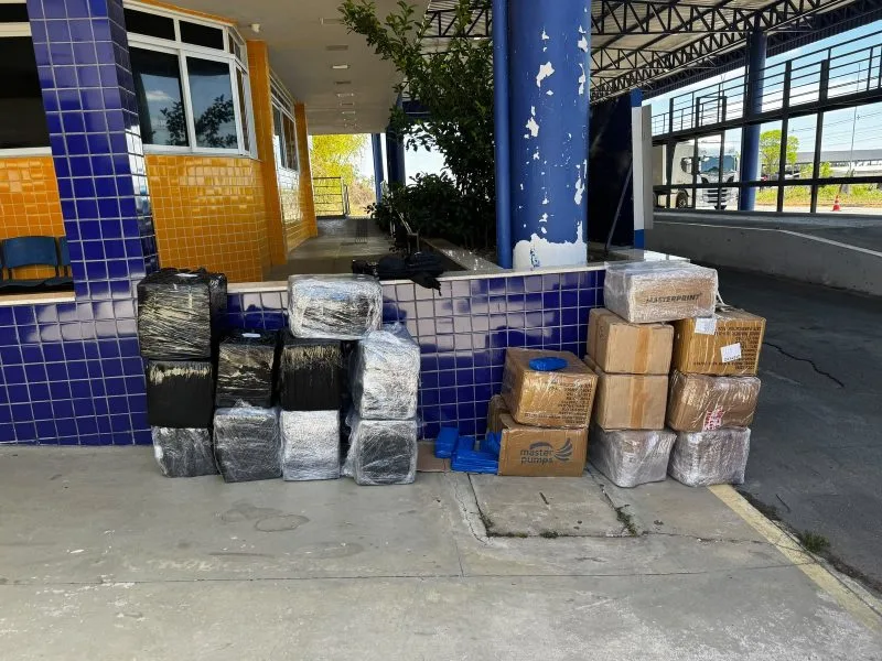 Maringá 98 FM — A Polícia Civil da Paraíba, por meio da 21ª Delegacia Seccional de Polícia Civil (21ª DSPC), com atuação da UNINTELPOL e da Polícia Rodoviária Federal (PRF), realizou a prisão de um caminhoneiro natural de Esperança-PB, flagrado transportando mais de meia tonelada de drogas na cidade de Vitória da Conquista, no Estado da Bahia. A captura aconteceu nessa segunda-feira (5), por volta das 11h30. No total, cerca de 523 quilos de entorpecentes. O suspeito trabalhava como caminhoneiro em uma transportadora e, segundo os elementos reunidos durante a investigação, estaria utilizando o veículo da empresa para transportar drogas provenientes da região Sul do [&hellip;]