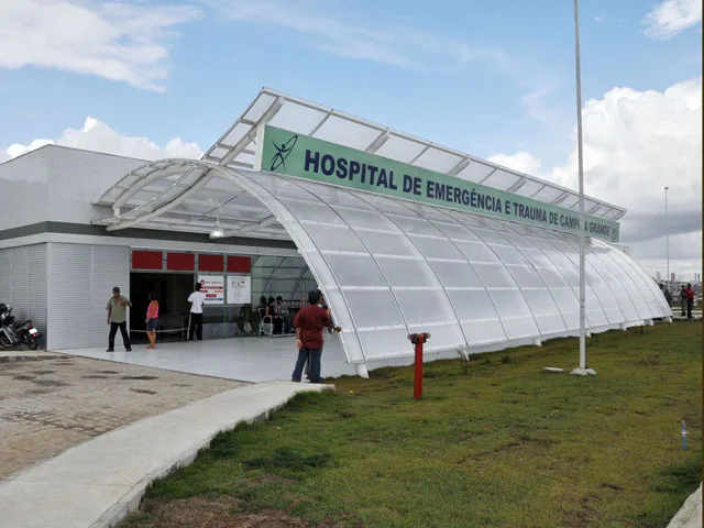 Maringá 98 FM — Uma menina de dois anos, que ficou ferida no acidente entre uma van e uma caminhonete, na BR-230, entre Soledade e Juazeirinho, na Paraíba, morreu na madrugada desta quinta-feira (29). A informação foi confirmada pelo Hospital de Emergência e Trauma Dom Luiz Gonzaga Fernandes. Outras três pessoas continuam internadas no hospital. Segundo o boletim médico divulgado nesta quinta-feira (29), um menino de quatro anos segue internado sob cuidados médicos especializados. Seu quadro clínico é considerado grave. Já uma mulher de 30 anos prossegue sob acompanhamento médico. Seu quadro clínico é estável. E, uma jovem de 25 anos, continua internada na ala [&hellip;]