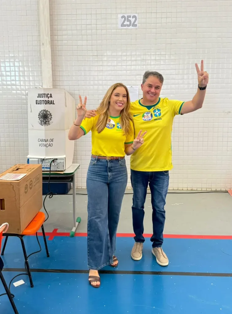 Maringá 98 FM — Efraim vota confiante na mudança e aposta na vitória do 22 Senador compareceu às urnas entusiasmado e segue para Brasília onde acompanha apuração ao lado de Flávio O senador Efraim Filho, presidente do PL na Paraíba, votou na manhã deste domingo (25) acompanhado da esposa Carol Morais, no Ginásio do Colégio Motiva Oriental, no bairro Altiplano Cabo Branco, em João Pessoa. Confiante e entusiasmado com o processo democrático, o parlamentar demonstrou acreditar que os brasileiros vão escolher a mudança e digitar o número 22 nas urnas. Para o senador, “o domingo representa mais do que uma disputa eleitoral: é a oportunidade [&hellip;]