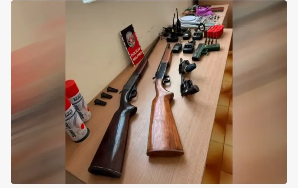 Maringá 98 FM — &nbsp; A Polícia Militar resgatou duas crianças mantidas reféns e prendeu membros de uma facção em Santa Luzia, no Sertão da Paraíba. A ação foi realizada nessa terça-feira (20). Os policiais do 3ª Batalhão (3º BPM) receberam denúncias de disparos de arma de fogo e informações sobre possíveis ataques entre facções rivais no município. Os suspeitos tentaram fugir e fizeram duas crianças reféns na fuga. Em seguida, as vítimas foram liberadas. Três homens foram presos e um adolescente foi apreendido. Eles são investigados por participação em ações relacionadas à disputa territorial entre organizações criminosas na região. Na ação, os policiais apreenderam [&hellip;]