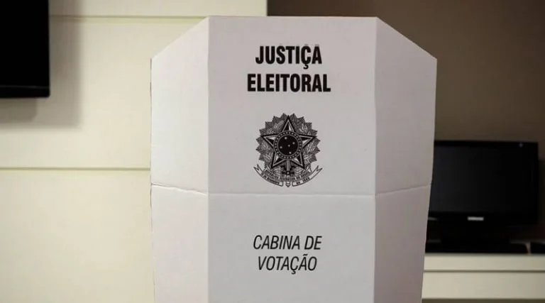 Maringá 98 FM — Um total de 564.062 eleitores se abstiveram de votar nos cargos de governador, senador, deputado federal e deputado estadual no primeiro turno das eleições na Paraíba. Os dados foram consultados no Tribunal Superior Eleitoral (TSE), nessa segunda-feira (5). Já em relação à disputa para a Presidência da República, na Paraíba, esse número aumenta: 564.543 eleitores se abstiveram de votar. Ainda de acordo com o TSE, a abstenção no 1º turno das Eleições 2026, no Brasil, de forma geral, bateu recorde, com 33,4 milhões de pessoas que não compareceram às urnas, o equivalente a 21,08% do total de eleitores. Em 2022, a [&hellip;]