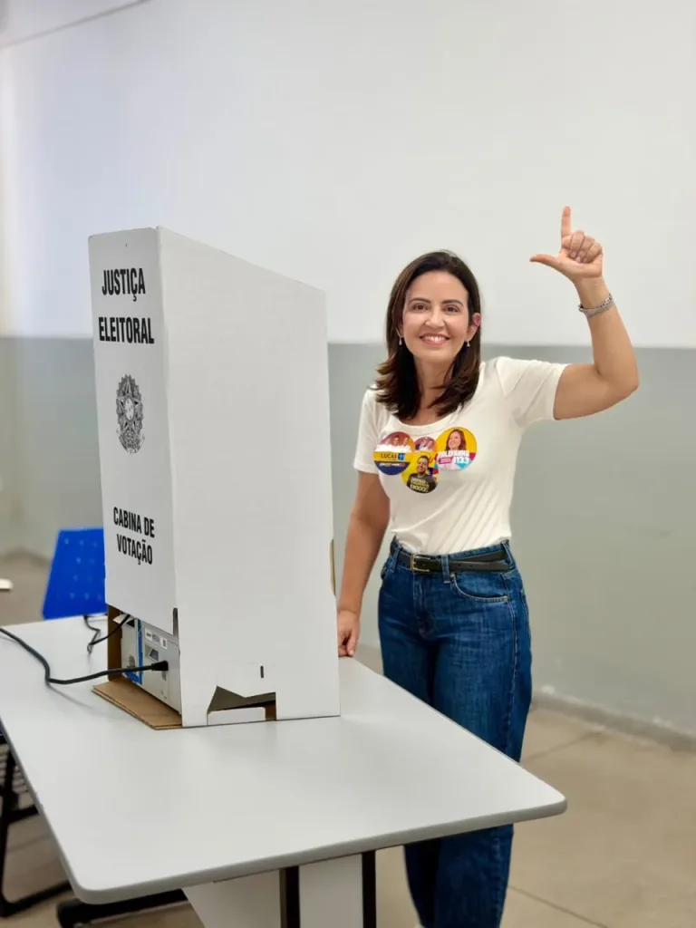 Maringá 98 FM — Pollyanna Werton (PP) foi eleita, no último domingo (4), deputada federal pela Paraíba nas Eleições 2026. A candidata conseguiu uma vitória histórica ao se tornar a única mulher eleita neste pleito pelo estado para ocupar uma vaga na Câmara dos Deputados em Brasília, que, até então, era formada exclusivamente por homens. Em seu primeiro pronunciamento após a vitória, Pollyanna relembrou a trajetória percorrida durante a campanha e agradeceu às mulheres, trabalhadores, comunidades e eleitores que estiveram ao seu lado na disputa. “A cadeira do povo chegou em Brasília! Nós vencemos, Paraíba! E essa vitória carrega cada abraço, cada conversa, cada estrada, [&hellip;]