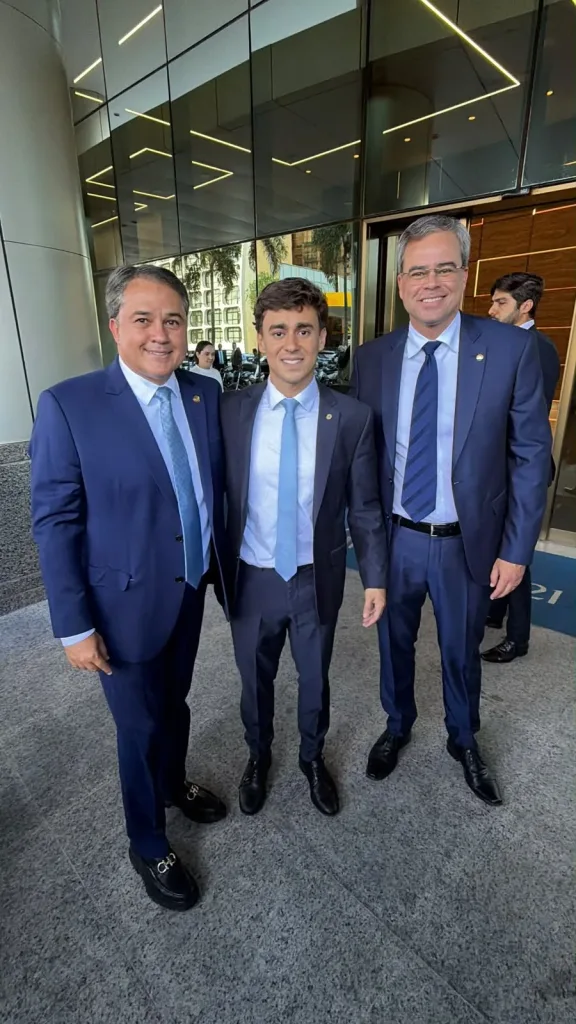 Maringá 98 FM — Encontro reuniu lideranças do PL para alinhar comunicação, mobilização e ações da campanha presidencial; Flávio confirmou novo retorno à Paraíba O senador Efraim Filho participou, nesta quarta-feira (7), em Brasília, de uma reunião com o candidato à Presidência da República pelo PL, Flávio Bolsonaro, parlamentares eleitos e lideranças da legenda para discutir as estratégias da campanha no segundo turno, marcado para 25 de outubro. Além de Efraim, participaram do encontro os deputados federais eleitos pela Paraíba Cabo Gilberto e George Morais. A reunião faz parte da mobilização nacional do PL após o resultado do primeiro turno e teve como foco o […]