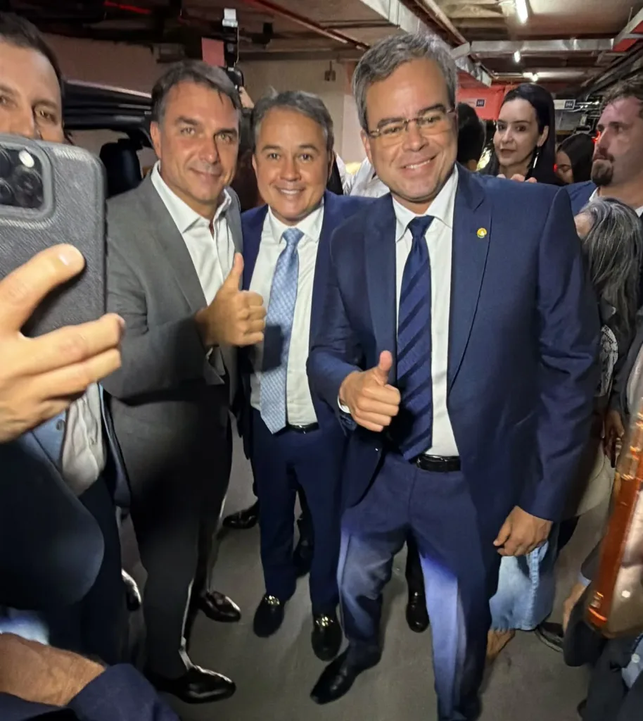 Maringá 98 FM — Encontro reuniu lideranças do PL para alinhar comunicação, mobilização e ações da campanha presidencial; Flávio confirmou novo retorno à Paraíba O senador Efraim Filho participou, nesta quarta-feira (7), em Brasília, de uma reunião com o candidato à Presidência da República pelo PL, Flávio Bolsonaro, parlamentares eleitos e lideranças da legenda para discutir as estratégias da campanha no segundo turno, marcado para 25 de outubro. Além de Efraim, participaram do encontro os deputados federais eleitos pela Paraíba Cabo Gilberto e George Morais. A reunião faz parte da mobilização nacional do PL após o resultado do primeiro turno e teve como foco o [&hellip;]