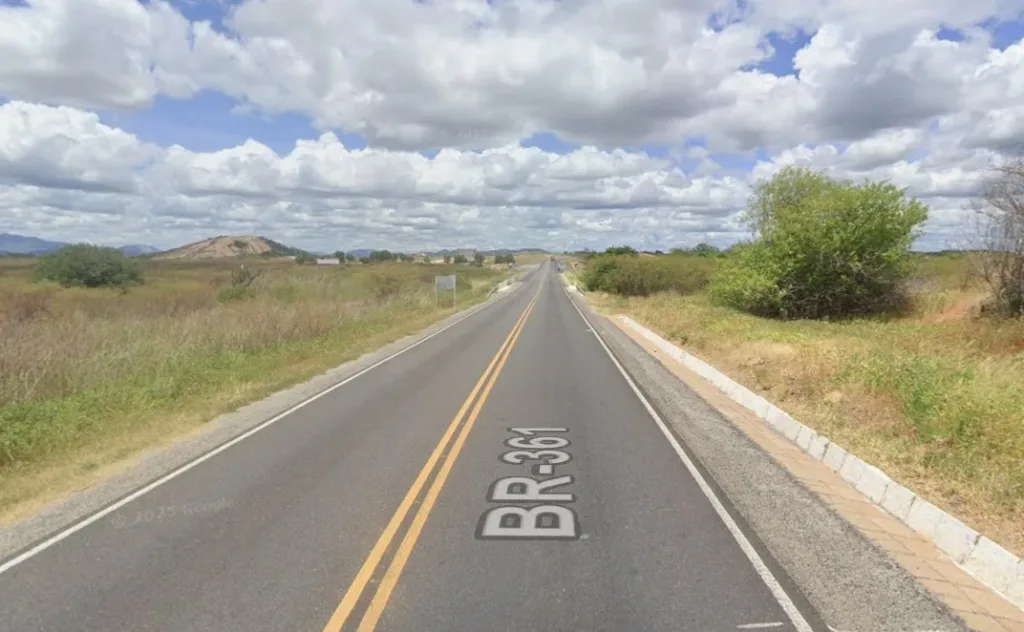 Maringá 98 FM — &nbsp; Um acidente envolvendo um caminhão e duas motos deixou uma pessoa morta e duas gravemente feridas. O caso aconteceu na manhã desta segunda-feira (26) no quilômetro 5,6 da BR-361 em Patos, no Sertão paraibano. De acordo com a PRF, as colisões foram frontais. Até a publicação desta matéria, o órgão não havia passado informações para onde os feridos haviam sido levados. Ainda até a publicação desta matéria, o estado de saúde dos feridos não havia sido informado.