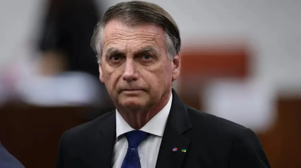 Maringá 98 FM — O ministro Edson Fachin, presidente do STF (Supremo Tribunal Federal), deve levar ao plenário da Corte o julgamento da revisão criminal protocolada pela defesa do ex-presidente Jair Bolsonaro. Ainda não há uma data, mas a sessão deve ocorrer depois das eleições. O objetivo é evitar que uma decisão de grande impacto político interfira no pleito em curso. A remessa do caso ao colegiado está prevista no Regimento Interno do STF, que estabelece que os pedidos de revisão criminal de julgado do tribunal devem ser analisados pelo plenário. A medida apresentada pela defesa do ex-presidente busca rever o veredito da ação penal [&hellip;]