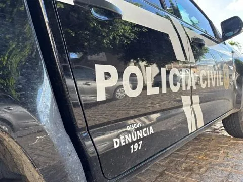 Maringá 98 FM — APolícia Civil da Paraíba deflagrou, na manhã desta quarta-feira (28), um conjunto de operações integradas com o objetivo de cumprir 18 mandados de prisão nos bairros do Cristo Redentor, Paratibe e Jardim Cidade Universitária, localizados na capital paraibana. Pelo menos três ações policiais distintas ocorrem simultaneamente: Delegacia de Homicídios: Atua no cumprimento de mandados de busca e prisão direcionados aos suspeitos de envolvimento na morte do vereador Glicério Feitosa; Delegacia de Roubos e Furtos (DRF): Executa diligências focadas em alvos investigados por crimes patrimoniais violentos; Delegacia de Defraudações e Falsificações (DDF): Cumpre ordens judiciais relativas a esquemas de estelionato e falsificação [&hellip;]