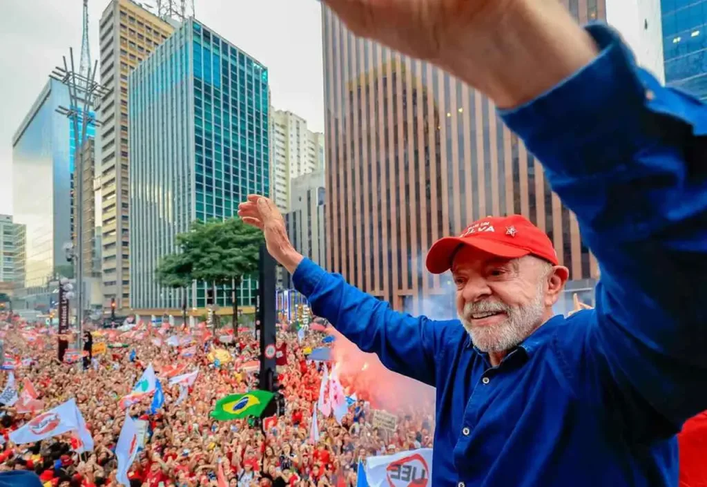 Maringá 98 FM — O presidente Luiz Inácio Lula da Silva (PT) foi reconduzido ao cargo pela quarta vez. Ele é o primeiro a se eleger pela quarta vez presidente e o também primeiro a vencer o segundo turno depois de perder o primeiro desde a redemocratização. Lula foi eleito, às 21h09, com 51,75% votos. No primeiro turno, Lula e Flávio deixaram para trás Augusto Cury (Avante), Renan Santos (Missão), Ronaldo Caiado (PSD), Romeu Zema (Novo), Edmilson Dias (PCB), Hertz Dias (PSTU), Samara Martins (UP), Wilson Grassi (Democrata), Clariana Barão (DC) e Rui Costa Pimenta (PCO). Perfil de Lula Originário da periferia de São Paulo, [&hellip;]