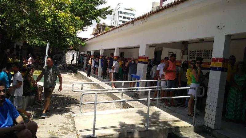 Maringá 98 FM — Eleitores não podem ser presos ou detidos a partir desta terça-feira (20), cinco dias antes do segundo turno das Eleições 2026, marcado para domingo (25). A restrição está prevista no Código Eleitoral (art. 236, caput) e segue até 48 horas após o encerramento da votação, em 27 de outubro. A prisão continua permitida em caso de flagrante delito, por cumprimento de sentença criminal condenatória por crime inafiançável ou em caso de desrespeito a salvo-conduto. A regra tem como objetivo evitar que prisões sejam utilizadas para interferir no exercício do voto durante o período eleitoral. Inclusive, as exceções previstas na legislação permitem [&hellip;]