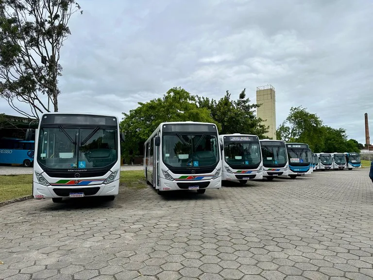 Maringá 98 FM — Os eleitores paraibanos que precisam viajar entre municípios do Estado para exercer o direito ao voto no segundo turno das eleições, marcado para o próximo domingo (25), terão acesso gratuito ao transporte coletivo intermunicipal rodoviário. A medida está prevista no Decreto nº 48.963, publicado no Diário Oficial do Estado dessa terça-feira (20), e estabelece as condições para utilização do benefício.  De acordo com o decreto, a gratuidade estará disponível a partir da 0h do sábado (24) até as 23h59 da segunda-feira (26), permitindo o deslocamento dos eleitores até seus domicílios eleitorais e o retorno aos municípios de origem.  Transporte semiurbano – No [&hellip;]