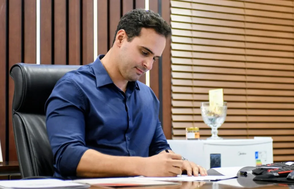 Maringá 98 FM — O governador Lucas Ribeiro (PP) assina, nesta quarta-feira (28), contratos do Projeto de Desenvolvimento Rural Sustentável da Paraíba (Procase), celebrando acordo com o Banco Interamericano de Desenvolvimento (BID) e o Fundo Internacional de Desenvolvimento Agrícola (FIDA). A solenidade marca a etapa final de formalização dos contratos para viabilizar o início do Procase II, que levará incentivo aos trabalhadores rurais de todo o estado da Paraíba, com atuação nos 15 territórios. A meta da gestão estadual é atender até 60 mil famílias ao longo de seis anos. O investimento previsto é de US$ 105 milhões. O projeto busca ampliar a inclusão produtiva [&hellip;]