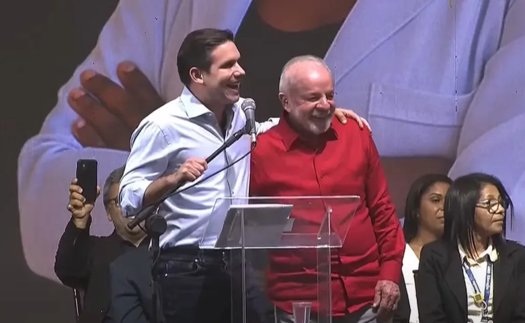 Maringá 98 FM — A candidatura de Hugo Motta (Republicanos-PB) à reeleição para o comando da Câmara dos Deputados ganhou o apoio da federação formada por PT, PV e PCdoB. O anúncio foi feito nesta terça-feira (27), durante uma coletiva de imprensa no Congresso Nacional. A adesão amplia a base de sustentação do atual presidente da Casa e reforça a articulação para mantê-lo no cargo a partir de fevereiro de 2027. As siglas passam a integrar o grupo de partidos que já haviam declarado apoio ao parlamentar para a disputa. Entre as legendas que compõem essa aliança estão União Brasil, PP, Republicanos, MDB, PSDB-Cidadania, Podemos, [&hellip;]