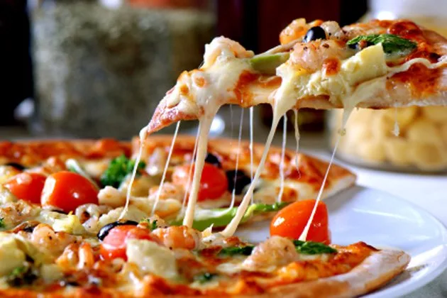 Maringá 98 FM — Uma pizzaria de João Pessoa pediu que esquerdistas não compareçam ao local após Lula (PT) vencer Flávio Bolsonaro (PL), que era o candidato apoiado pelo estabelecimento publicamente em postagens feitas recentemente. O pedido foi feito através do Instagram do local, que fica na Avenida Argemiro de Figueiredo. Na publicação, a pizzaria diz que não pode impedir o acesso de esquerdistas ao local, mas não faz questão de atendê-los. “A Pizzaria Mangiare solicita aos esquerdistas, eleitores de larápios ,que não venham aqui comprar. Não podemos impedir, mas não fazemos nenhuma questão de os receber. Pedimos a compreensão e o respeito a esta [&hellip;]