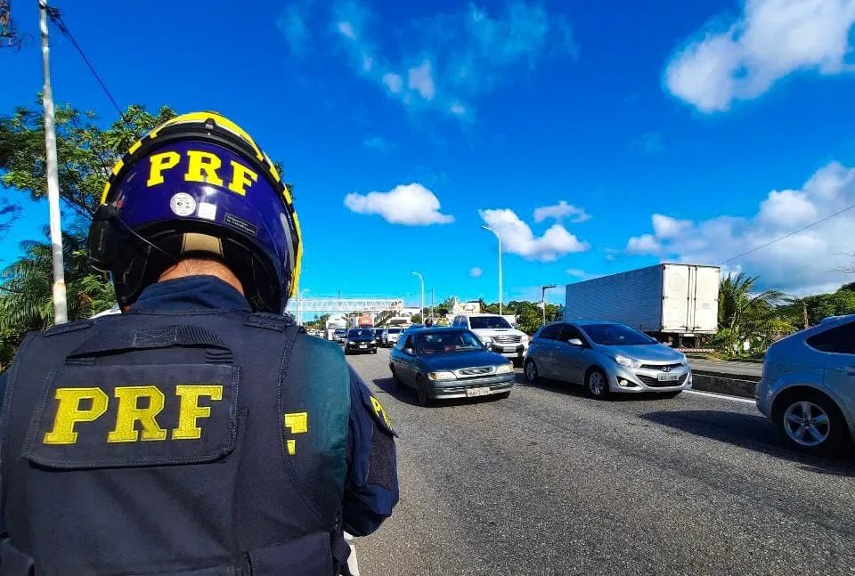 Maringá 98 FM — Amanhã (8), a Polícia Rodoviária Federal (PRF) na Paraíba vai iniciar a quarta fase da Operação Velocidade Máxima 2026. A mobilização nacional seguirá até as 23h59 do dia 22 de outubro de 2026. A medida tem como base a meta global da Organização das Nações Unidas (ONU) de reduzir em 50% as mortes e lesões no trânsito até 2030, com foco no combate rigoroso ao excesso de velocidade. A conduta, apontada como um dos principais fatores de risco para acidentes graves, receberá atenção redobrada nos trechos rodoviários federais que apresentam maiores índices de letalidade e circulação na Paraíba. Fiscalização Para alcançar [&hellip;]